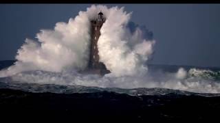 Phare du Four  vagues énormes suite à la tempête Fionn [upl. by Sadinoel975]